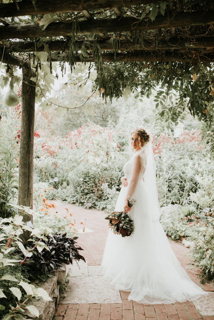 bride at Green Bay botanical garden wedding