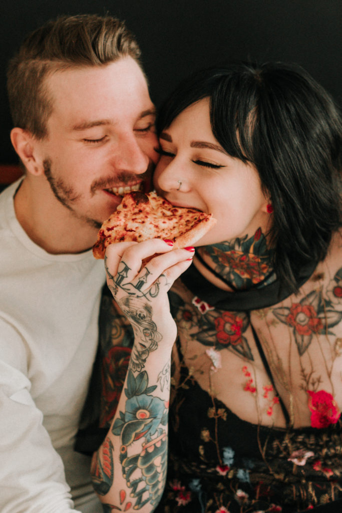 couple photoshoot ideas eating pizza